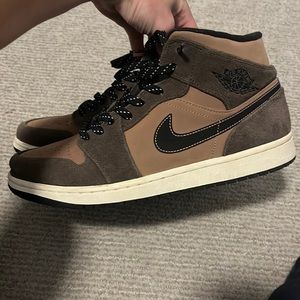 Jordan 1 brown.